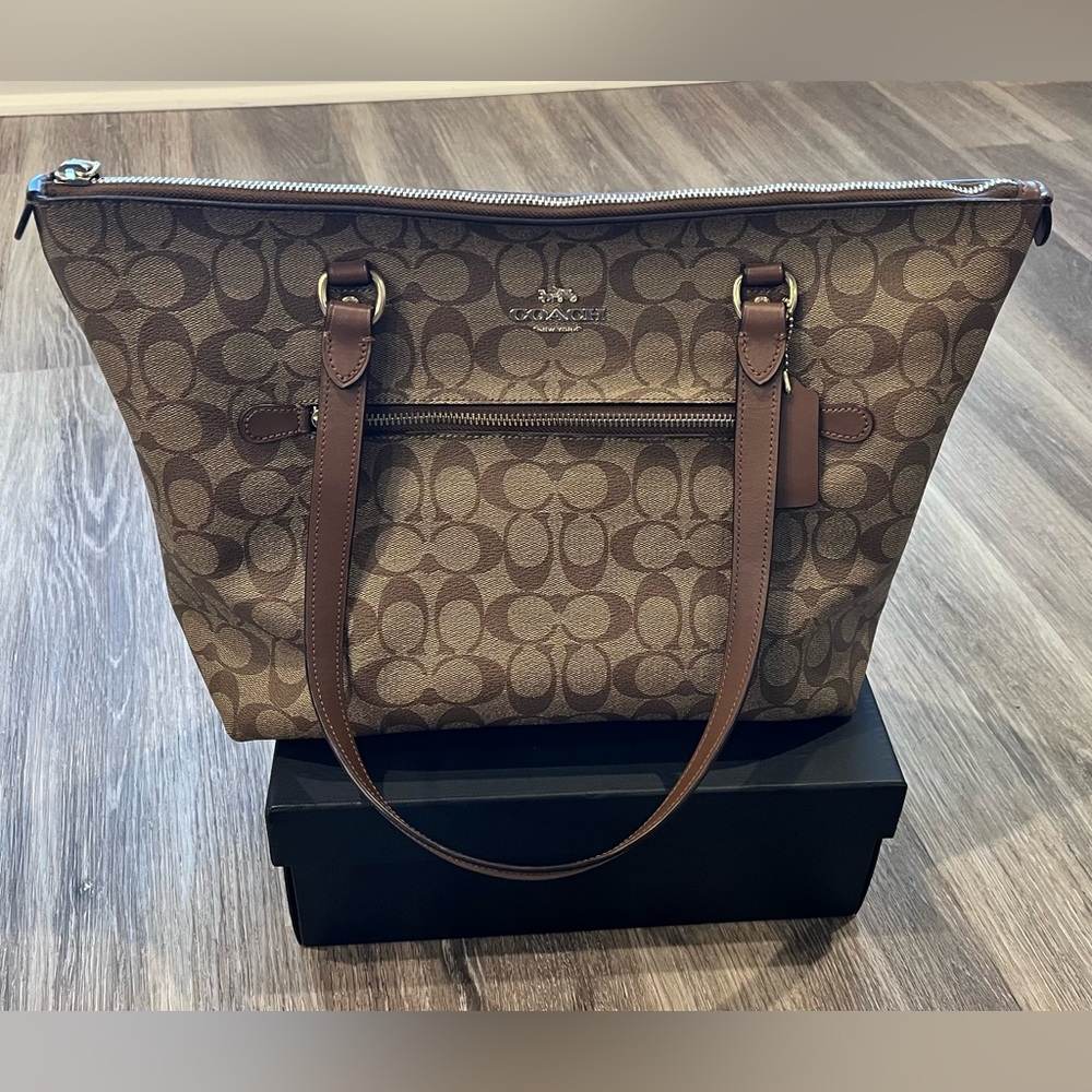 Coach Gallery Tote in Signature Canvas
